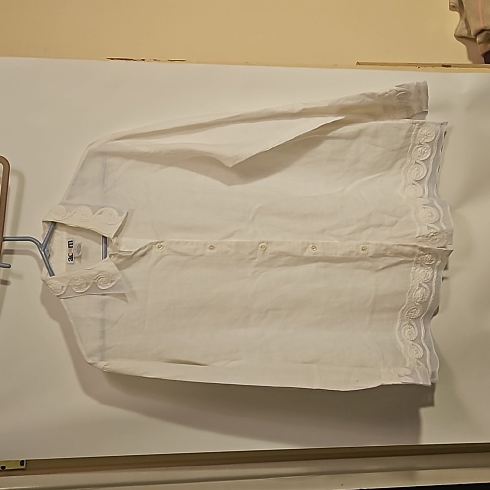 U33.. EUC Acorn Linen Blouse